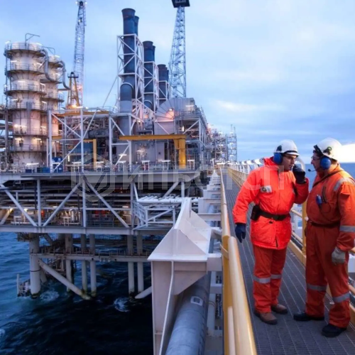 Дизелист плавучего бурильного агрегата в море